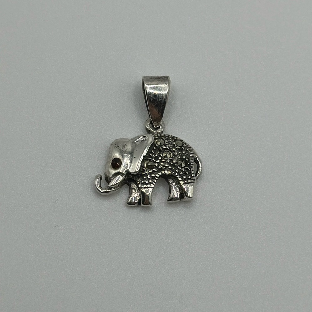 Elegant 925 silver and crystals elephant pendent